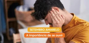 Homem com expressão de dor ou incômodo segurando a orelha com a mão, ilustrando campanha de Setembro Amarelo e necessidade de a gente se ouvir.