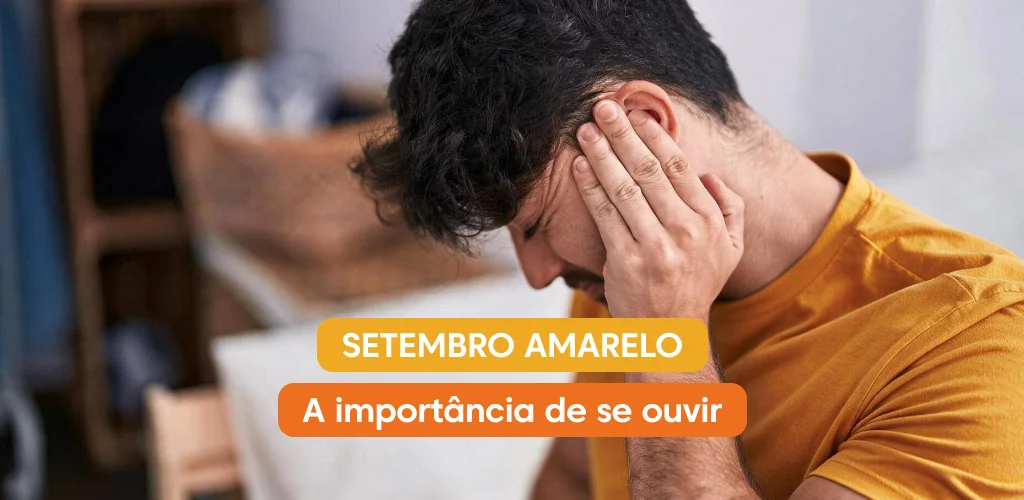 Homem com expressão de dor ou incômodo segurando a orelha com a mão, ilustrando campanha de Setembro Amarelo e necessidade de a gente se ouvir.