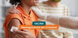 Criança recebendo algodão no braço após aplicação de vacina com o título "Vacina Meningocócica em Criciúma".